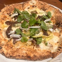 ピッツェリア&トラットリア ゴンゾ 目黒店 - エルビーヴォロ2,080円
                    モッツァレラ、マトンラグー、リコッタペーコラ、ココナッツピーナッツペースト、雪うるい、花わさび、ミントドレッシング、ニンニク、黒胡椒