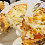 バルハチゴー - halfandhalfのピッツァ(4種のチーズは絶対頼んで欲しい)