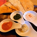 天竺食堂 - チキンカレー、ほうれん草、ジンジャーなど色とりどりのチャツネはどれも美味しい！！
