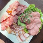 天空焼肉 星遊山 - 2780円ランチコースのお肉。5〜6種類が３人前分です。