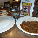 アングル - 手前ビーフカレー　奥エビカレー（自分で、かける式）