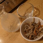 Toyomaru Suisan - お通しと『DHC酒造 越乃梅里 新酒しぼりたて 純米吟醸』(税込み759円)