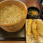 Marukame Seimen - 釜揚げうどん得330円+スケソウ鱈天160円+かしわ天190円+いか天170円-30円
                      計820円