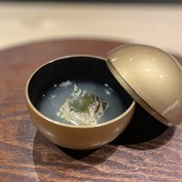 赤坂 鮨大谷 - お椀 (）百合根のすり流し、春菊しんじょ、イワシ炙り、ほうれん草米粉チップ柊型