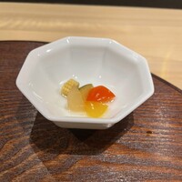 赤坂 鮨大谷 - 赤酢で漬けた自家製ピクルス　パプリカ、大根、きゅうり、ヤングコーン 　(ガリの代わりでおかわり自由）