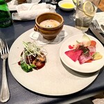 KIHACHI ITALIAN - 前菜3種盛り合わせ（サーモンと大根のカルパッチョ、豚肉のブルーベリー黒酢煮込み、紅ズワイ蟹と貝柱のチャウダー）