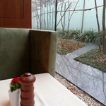 アクアヴィット - 窓際の席　ラグビー場の裏手らしい