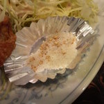 新華苑 - この自家製の炒り塩がおいしい。