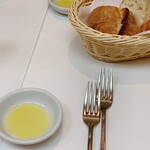 ポルトヴィーノ - パスタコースのパンとオリーブオイル