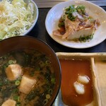 Yakiniku Ichibankan - 冷奴 野菜サラダ 味噌汁