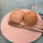 THE ROYALCLASSIC - 料理に添えられたパンはフォカッチャとはちみつ豆乳パンです。