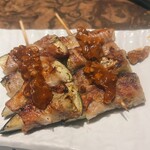 炭火台所&Bar 月の坊 - 豚肉とナスの串焼き ナスがジューシーで人数に合わせて数も分けやすいように調整してくれました