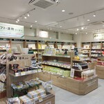 かんてんぱぱショップ - 店内。広々している店内にはかんてんパパの商品だけでなく、長野県のお土産品なども置いてある。座って休めるコーナーも。
