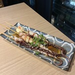 ネオ和食居酒屋 君に会いたくなるから - いかげそ串　バター醤油¥649