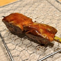 焼き鳥 茂 東桜 - ⑦肝【タレ】(名古屋コーチン)
                    血が回った肝ですが臭み無く処置の丁寧さが伺えます
                    濃厚なコクと血を含んだ旨み、ピーキーな仕立てですがハマっていました