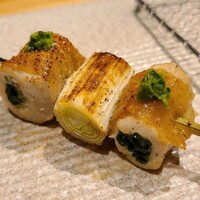 焼き鳥 茂 東桜 - ⑫葱の鶏皮【塩】(名古屋コーチン)巻と九条葱の葱間
                      皮の軽くパリッとした食感と脂の旨み、皮下に少し肉も付いており、しっとりした旨みもある