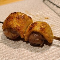 焼き鳥 茂 東桜 - ⑤腿肉【塩】(名古屋コーチン)
                    説明は無かったが外腿肉【前】と腿赤身【後】かな
                    内腿と異なり弾力があり噛む程に肉の旨みが溢れ、ジューシーだけど脂はサラッとしており後味がベトつきません 