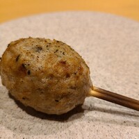 焼き鳥 茂 東桜 - ⑥つくね【塩】(名古屋コーチン)
                    フワッフワで肉汁が滲み出てきます
                    中の中心部に少し赤身は残りますが鮮度が良いから大丈夫でしょう