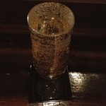 ひばりBAR No.7 - こぼれスパークリング。中身はアンジュエール・ブリュート。升に入ってきます。