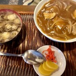 Yabuei - カレー丼は漬物、中華スープ付きです！