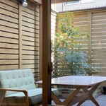 奈良 オモテナシ食堂 - 中庭のテラス席