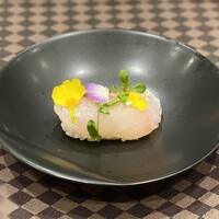 ホテルグランヴィア京都 - 酒粕とフロマージュブランでマリネした甘鯛の焼き霜 柑橘の香り