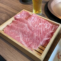 しゃぶしゃぶと焼肉 わにく ミッドランドスクエア店 - 近江牛(手前が上ロース､奥が特上ロース)