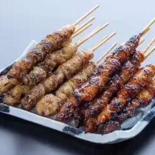 《イカの活き造りと並ぶ名物料理》博多名物の鳥皮串
