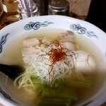 麺酒処 ぶらり - 彩りの糸唐辛子絡ませて　すする鳥そばスープ透明