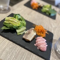 ゴドノフ東京 丸ビル店 - ビーツのマッシュポテト、塩漬けポーク、キャロットラペ、ロメインレタスのサラダ