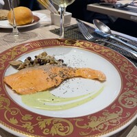 ゴドノフ東京 丸ビル店 - サーモングリル、きのこと豆のサラダ添え