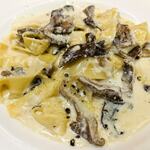Porcini and European mushroom cream sauce “Fettuccine”