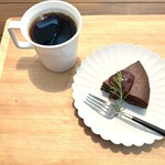 White Box Coffee  - とろけるガトーショコラとコスタリカ・グレースハニーのホット