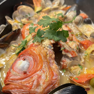 かりゆし金目鯛をはじめ、県内外の厳選魚介を活かした料理に舌鼓