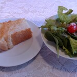 鴻巣cafe - ペンネアラビアータセットのサラダとパン