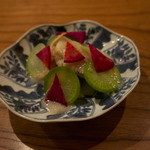 魚菜料理 縄屋 - 牡蠣を蒸したものを蕎麦粉を付けて揚げたもの　青大根と紅芯大根