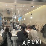 AFURI - 店の中は、白い壁と大きな白熱球で明るく照らされていた。