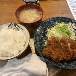 Tonkatsu Tonkou - この後お漬物、小鉢冷奴、小鉢春先サラダが付きます。