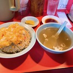 珉亭 - チャーハンにはスープ、たくあん付き