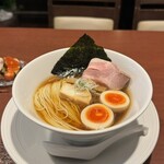 酒肴場 屯 - 津軽煮干し中華蕎麦（味玉入り）¥950、さば棒寿司¥250