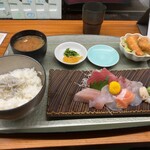 地魚食堂 てるてる - ご飯はシラス丼