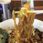 Chuukasoba Sapporo Niboshi Senta - 麺リフト　玉子が絡まる