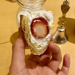 ブーランジェリ･エ･カフェ　オブジェ - 可愛い断面！♡ホイップクリームタップリでいちごの程よい酸味と甘みが素晴らしい(＊´ ω｀＊)