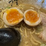 Menya Tsukushi - 味噌チャーシュー煮玉子ラーメン、煮玉子アップ