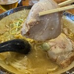 Menya Tsukushi - 味噌チャーシュー煮玉子ラーメン、チャーシューアップ