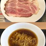 麺Lab千賀商店 - 料理写真:レアチャーシュー醤油そば・「ラーメン丼」の上に「トッピングの皿」が乗って提供