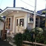 鴻巣cafe - 木造の店の外観を正面から見る。