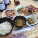 Kappou Kushida - 鮭塩焼きとまぐろブツ定食　990円（ごはん少なめ）