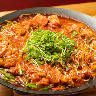 [If you don't eat it, it's a loss] Great stamina! Delicious and spicy iron pot ``Yamazaki's Tecchan Nabe''