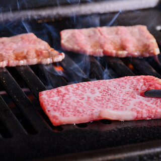 수제 소스로 맛볼 수있는 엄선 된 고품질의 고기를 꼭 맛보십시오.